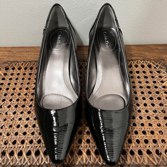 Size 6.5 Calvin Klein Black Patent Leather Kitten Heel Textured Pumps - Picture 2 of 7